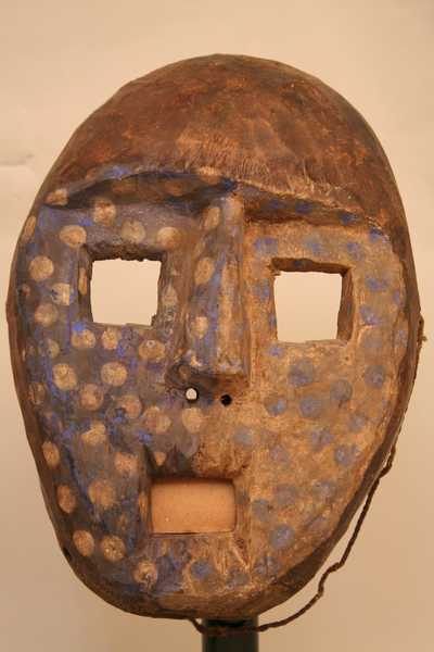 Kumu (masque), d`afrique : Rép.démoncratique du Congo., statuette Kumu (masque), masque ancien africain Kumu (masque), art du Rép.démoncratique du Congo. - Art Africain, collection privées Belgique. Statue africaine de la tribu des Kumu (masque), provenant du Rép.démoncratique du Congo., 1510/1389. trois masques Kumu-Nsembu male ou femelle.Il joue un rôle important chez les Kumu et sont utilisés par la société de sorciers NKUNDU,qui appelaient les ancêtres dans le but de contrôler la société.le noir h.37cm.;le blanc h.26cm.,le tâcheté h.28cm.
1ère moitié et milieu du 20eme sc.(Minga)

Drie KUMU-Nsembu maskers,die gebruikt waren door het Nkundu gezelschap,die de voorouders aanriepen om de maatschappij te controleren.De grote zwarte masker is 37cm.h.;de witte 26cm.h.;de getatoueerde zwart-rood 28cm.h.;1ste helft van de 20ste eeuw.. art,culture,masque,statue,statuette,pot,ivoire,exposition,expo,masque original,masques,statues,statuettes,pots,expositions,expo,masques originaux,collectionneur d`art,art africain,culture africaine,masque africain,statue africaine,statuette africaine,pot africain,ivoire africain,exposition africain,expo africain,masque origina africainl,masques africains,statues africaines,statuettes africaines,pots africains,expositions africaines,expo africaines,masques originaux  africains,collectionneur d`art africain